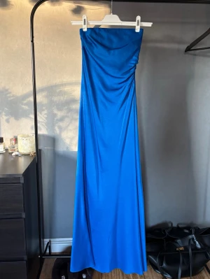 Blå axelbandslös långklänning - Säljer min fina balklänning! Använd en gång och har inga defekter 🥰 Jag är 168 och alla bilder är mina! 