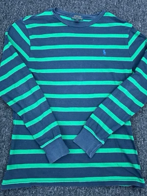 Polo Ralph Lauren Sweatshirt - Plagg:Polo Ralph Lauren Sweatshirt Storlek:14-16 Barn Storlek Nypris:1199 Mitt pris:149 Skick:10/10 Märke/Brand:Polo Ralph Lauren Färg:Grön/Mörkblå Passform:Sitter Som Xs Användning:Sparsamt Använd  Fraktar Inom 24 h📦 Skriv Vid Minsta Lilla Intresse😃 