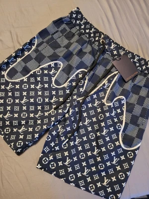 Louis Vuitton badbyxor - Storlek S, mörkblåa, otroligt snygga, helt oanvända