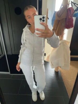 Grå russemerch - Russemerch byxor i bra skick. Kan diskutera pris om du vill ha hela sättet. 