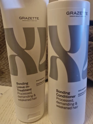 Grazette Bonding hårvård duo - Säljer ett set med Grazette Bonding Leave-in Treatment och Bonding Conditioner. Båda är vita flaskor med grått mönster och svarta detaljer, speciellt framtagna för behandlat, krävande och skadat hår. Perfekt för dig som vill stärka och vårda håret.bägge mer än hälften i. Båda för 250 kr