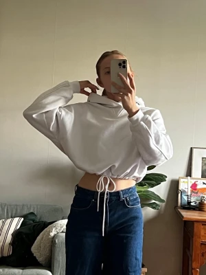 Vit kort hoodie - Tjock vit hoodie från STAY. Snöre i midjan så man kan välja om man vill ha den rak eller snatched. 