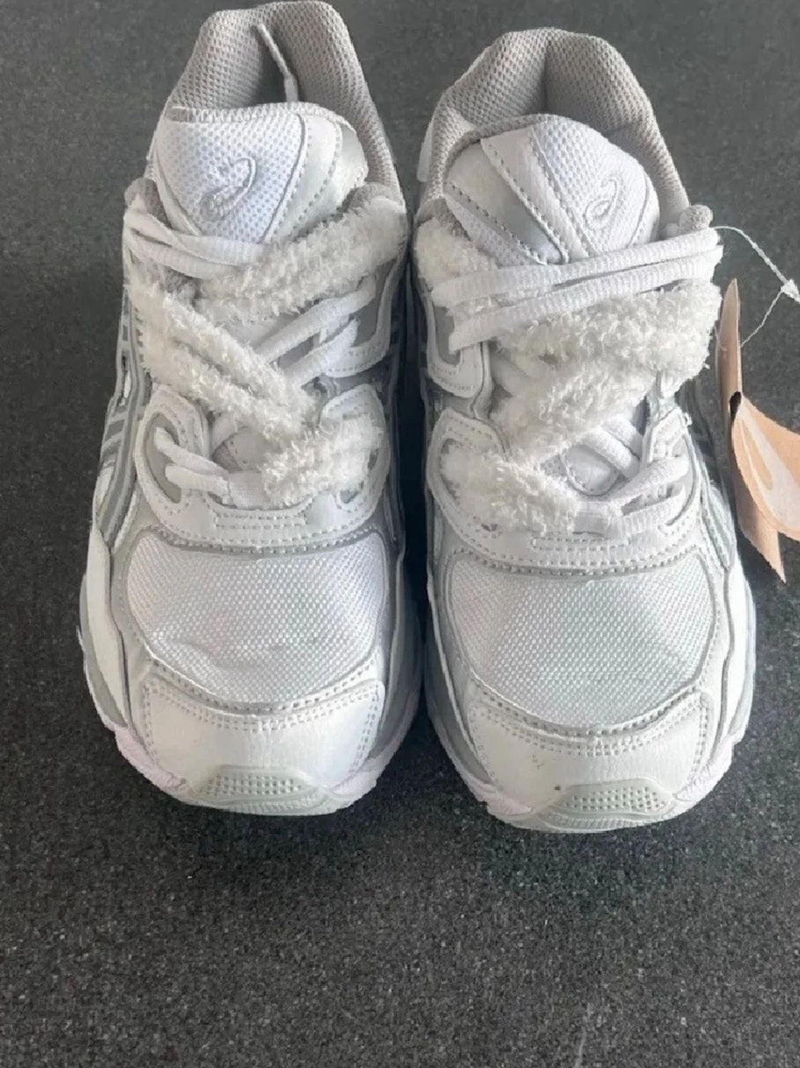 Vita och grå ASICS sneakers - 2