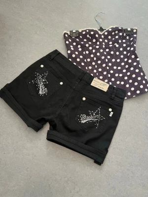 Miss natalie  - Shorts och fickor med pärlor🖤