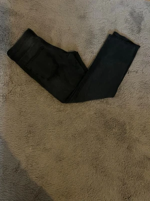 Mörk Gråa jeans från H&M | Regular fit - Storlek W30 L32. Snygga mörkgråa regular fit jeans med klassisk femficksdesign och raka ben. Jeansen har en diskret tvättad look och är perfekta för en stilren vardagsoutfit. Materialet är mjukt och stretchigt för extra komfort. Inga fläckar alls men lite på taggen pga tvätten. Säljer pga de är för små.