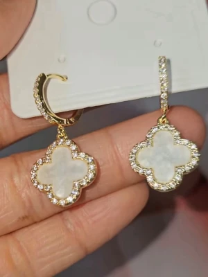 Guld klöver Pearl hoops örhängen  - Jättefina klassiska timeless örhängen, färg (White mother of pearl) dem är helt nya. Material i Sterling silver 925. Skickas med en present påse ✨🎁  Erbjuder snabb leverans postar paketet inom 24 timmar