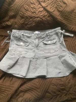 Jeanskjol - Jeanskjol som är gjord av ett oar jeans frpn gina young, har sytt om den till kjol som ett textilproject i skolan vill du ha mer bilder eller mått på längd och midja är det bara att skriva💗har resårband i midjan så kan passa dig från xs- s o kankse till och med M eftersom ajälva tyget är rättt stretchigt💗