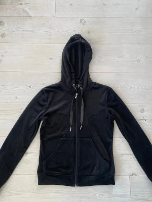 Svart velour hoodie med dragkedja - Svart hoodie i mjuk velour, säljs i mycket bra skick 