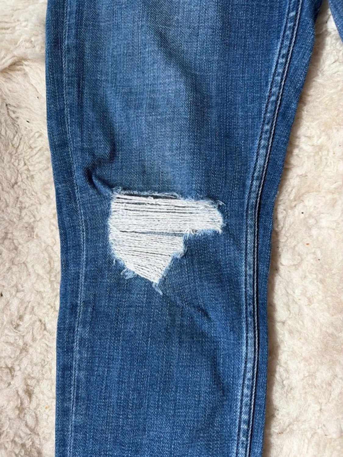 Blå slitna skinny jeans med hål - 2