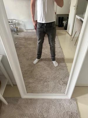 Jack & Jones slim glenn jeans grå - Riktigt schysta Jack & Jones jeans som är passform slim glenn. Inte använda så mycket. Modellen är 182 och väger 67kg.