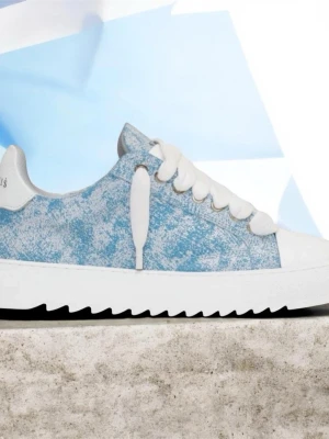 Blåvita sneakers från Filling Pieces - Snygga sneakers från Filling Pieces med ljusblå mocka och vit mönstrad ovandel, vita breda skosnören och vit sula med sågtandsmönster. Skorna har en låg silhuett och stilren design som sticker ut.