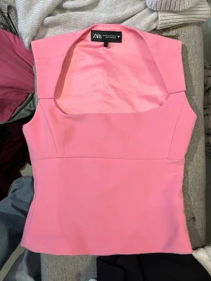 Zara topp - Supersöt topp från zara. Har kortat banden, men de går att spreta upp! Använda 1 gång