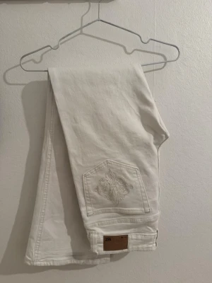 Vita bootcut jeans  - Vita bootcut jeans från lager157 - passar er som är 160-164 cm. Små fläckar vid sömmen av benen, går bort i tvätt!! 