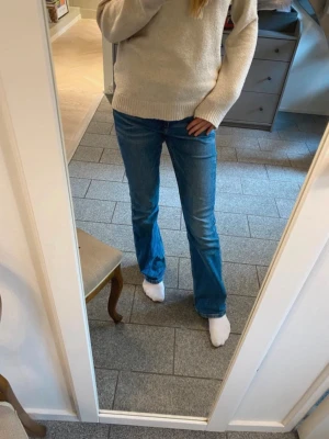 Blå bootcut jeans  - Säljer ett par klassiska blå bootcut jeans med normal midja och utsvängda ben. . Perfekta till vardags och lätta att matcha med olika stilar.