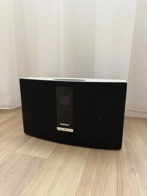 Bose SoundTouch 20 trådlös högtalare - Trådlös högtalare styrd via Wi-Fi och en gratis app där du kan lägga till olika radiostationer eller lyssna på din egna musik via bluetooth! 🎶 Oanvänd fjärrkontroll följer även med.   Bredd: 31cm Höjd: 18cm  Nypris: 3600kr