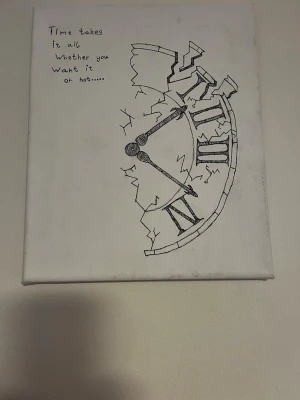 Handritad tavla med klockmotiv - Unik handritad tavla på vit canvas med ett svart klockmotiv som ser ut att spricka. Tavlan har texten 'Time takes it all, whether you want it or not...' skriven i hörnet. Perfekt som dekorativ konst till hemmet.