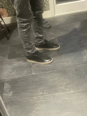 Svarta Lanvin sneakers i läder - Tja säljer nu mina lanvins då jag har tröttnat på dom. Skorna är i storlek UK6 vilket motsvarar 40-41. Hör gärna av er vid frågor!