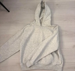 Hoodie  - Hoodie ifrån Gina i storlek Xs