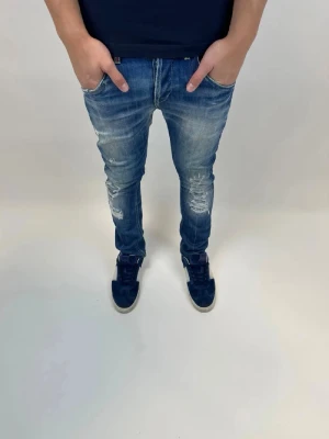 Dondup Jeans  - Dondup Jeans! Trendigaste jeansen på marknaden.  Ny pris= 4000 kr Säljs för= 1099 kr (Modellen har original slitningar från fabrik vilket är väldigt eftertraktat och populärt) 