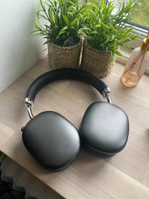 Svarta trådlösa hörlurar - Stilrena svarta over-ear hörlurar med mjuka öronkuddar och justerbart huvudband i metall och plast. Laddning med usbc slad och är helt trådlösa