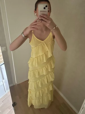 Gul balklänning - Säljer denna fina balklänningen då jag har bestämt mig för att behålla en annan jag har beställt. Den är lite felsydd på ena axelbandet (se sista bild) men det är ingenting man ser så tydligt🥰