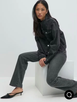 Svart jeansjacka från Gina  - Svart jeansjacka från Gina, perfekt nu inför våren. Använd typ 1 gång då jag har en annan jacka jag använder mer. Fråga för mer bilder💕😊 Köpt för 500kr