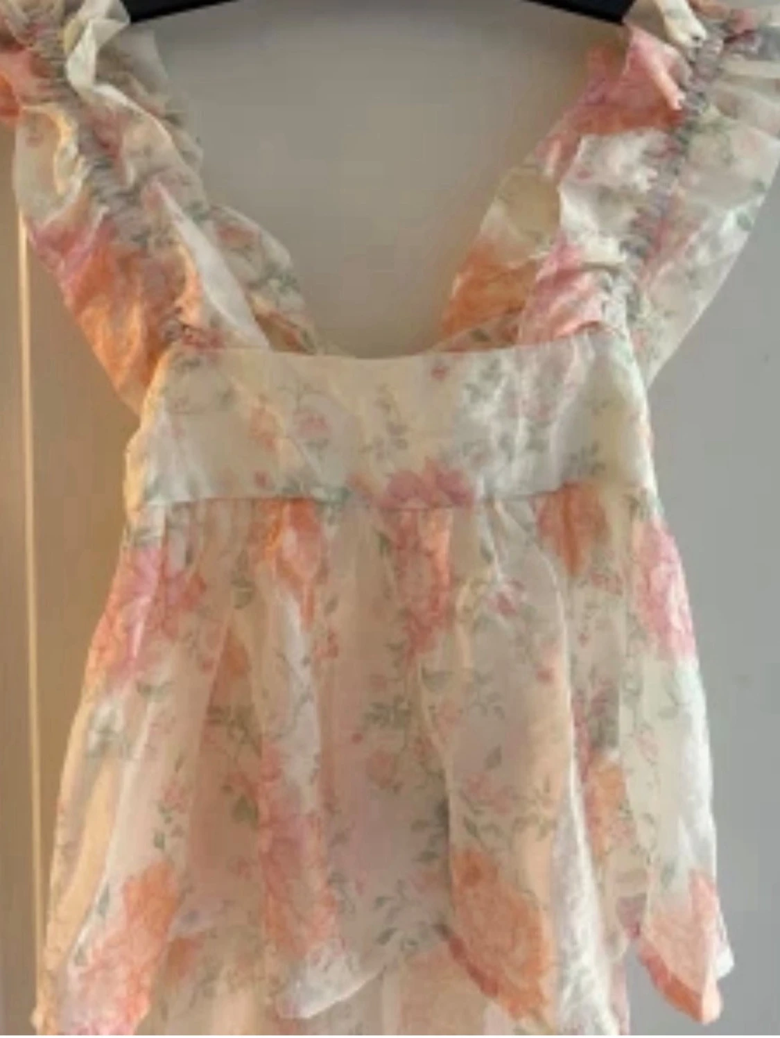 Blommig volangtop med breda axelband