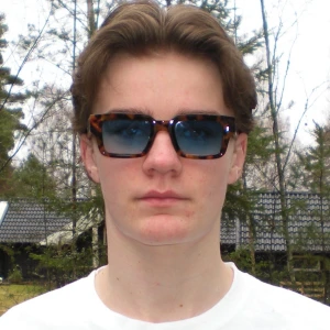 Solglasögon (Straps Of Sweden) - Helt nya solglasögon från Straps of Sweden.  Tidigare pris: 490 kr. Säljs nu till ett bättre pris då vi rensar ut samples/modeller.  • Helt nya • Stilren design • Passar de flesta ansiktsformer • Begränsat antal  Snabb leverans.  Kolla gärna vår Instagram: @strapsofsweden 