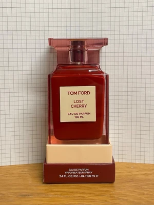 Tom Ford Lost Cherry EdP 100 ml - Fick i present men tyckte inte den luktade så jag tänkt mig. Aldrig använt bara öppnad och luktad på. 2100kr men pris kan diskuteras. Nypris ca 4800kr
