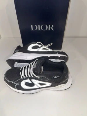 Svarta skor - Dm för mer info!