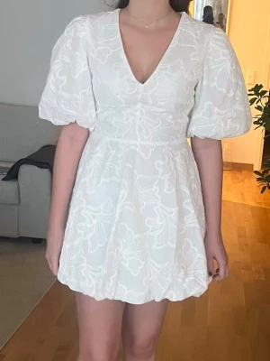 Studentklänning - Säljer en vit studentklänning som är aldrig använd. Klänningen är ifrån bubbleroom och nypris är 899 kr. Fin och bekväm, perfekt för studenten eller andra festliga tillfällen. 🎓