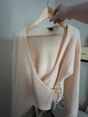 Ljusrosa omlottstickad tröja Lindex - Gullig stickad omlott tröja, inga defekter 💕