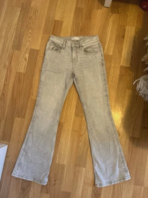Ljusgrå jeans - Säljer ett par ljusgrå bootcut jeans från Gina Tricot.😍 Jeansen har låg midja, utsvängda ben och är i storlek s.🩷🩷 Säljer de eftersom som att jeansen tyvärr är för små för mig, men har då bara andvänts ungefär två gånger för att testas. Så har bra skick utan hål och skador!🫶🫶