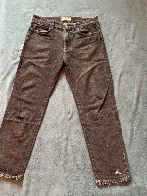 Gråa raka jeans - Ett par gråa pull & bear jeans. Har som modell att vara lite slitna. 