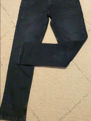 Mörkblå slim jeans W30 L30 - Snygga mörkblå slim fit jeans med klassisk femficksdesign. Jeansen har en smal passform och är tillverkade i ett mjukt denimtyg som sitter skönt. Perfekta för dig som gillar en stilren och enkel look. Fick denna av min vän som nu ej passar mig. 