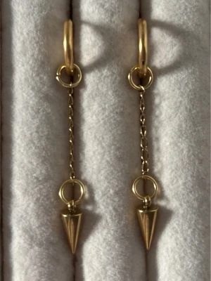 Guldpläterade kedjeörhängen med spets - Säljer ett par supersnygga trendiga örhängen i rostfritt stål med tunn kedja. Passar till allt!! Det är enkla ” klick-hoops” Skriv vid frågor 💕