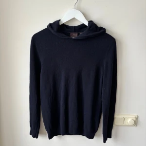 Oscar Jacobson Kashmir hoodie - Säljer denna snygga oscar Jacobson kashmir hoodien!🙌Nypris = 1999kr🤝Storlek XS passar S!👍 Skick :9,5/10!⭐️Hör gärna av er om ni har funderingar!👍