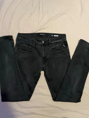 Reply Anbass Jeans - Säljer dessa replay anbass jeans i mörk grå färg. Säljer för att de är lite för stora på mig, dock riktigt feta. Inga skador på jeansen utan de är i väldigt bra skick🙌