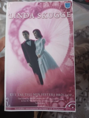 Ett tal till min systers bröllop av Linda Skugge - En skönlitterär bok av Linda Skugge med ett romantiskt omslag i rosa och vitt. Boken handlar om vardagsliv, relationer och småbarnsliv, och innehåller extramaterial om boken och författaren. Köpt ny, har bara läst den 1 gång, perfekt skick.