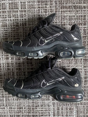 Nike Air Max Plus  - Säljer ett par svarta Nike Air Max Plus sneakers. I väldig bra skick i storlek 42