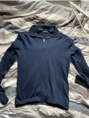 Mörkblå Half Zip - Stilren mörkblå half-zip från Jack & Jones 💙 Perfekt till våren – funkar både till vardag och lite uppklätt. Bra skick, klassisk passform och lätt att matcha. 💬 Priset kan diskuteras vid snabb affär.