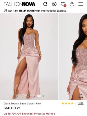 Balklänning  - Elegant långklänning i ljusrosa satin med paljetter upptill och hög slits framtill. Axelbandslös design med draperad midja och figurnära passform. Perfekt för dig som vill sticka ut på bal eller fest. Den är helt ny med prislapp och allt. Helt oanvänd ❤️❤️😘