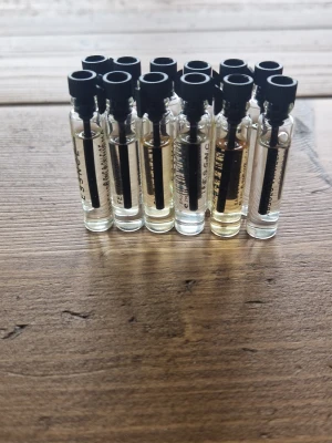 12 NYA testers från Essnce  - Testers från Essnce, helt nya och oöppnade då jag haft dubbletter. Innehåller följande dofter  Absolu vanilla  Boosy peach  Orange blossom  Carashmallow  Sweet cara Very cherry  Elle la nuit Black velvet  Dirty dancing  Femina vivit  Irresistible enigma  Dusty amber 