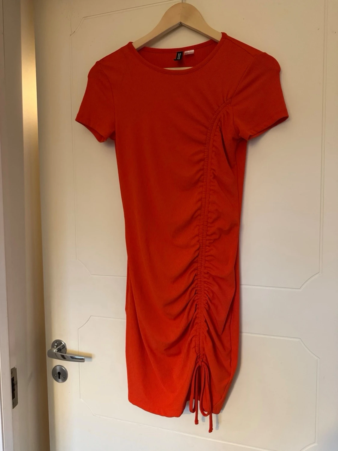 Orange ribbad omlottklänning  - 3