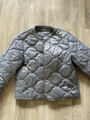 Quiltad jacka  - Intressekoll på denna grå quiltade vårjackan från Mango, storlek S 💞 jättefint skick, lägg gärna bud/prisförslag!