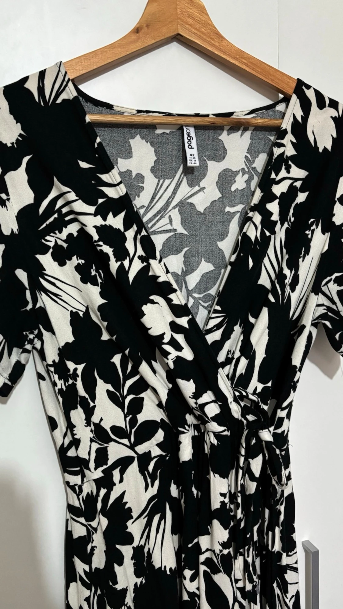 Svartvit omlottklänning - 1