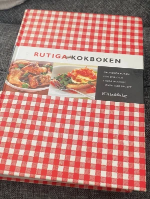 Rutiga kokboken ICA bokförlag - Rutiga kokboken är en klassisk kokbok med rödvitt rutigt omslag och över 1500 recept. Perfekt för både små och stora hushåll. Inbunden bok med tydliga bilder och instruktioner för matlagning.