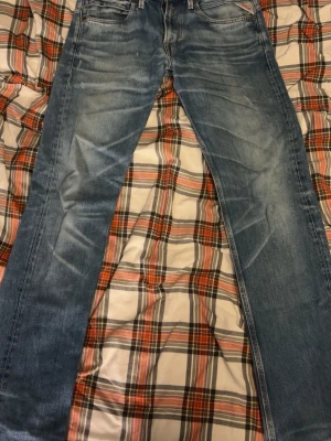 Replay Jeans - Säljer dessa Replay jeans med snygga slitningar och fades! Inga märkbara defekter däremot finns en liten slitning som jag ej tror är en del av designen, hör av er vid bild! Storlek 33/34 men sitter mer som 32 eller nästan 31 i midjan. Pris 349kr!