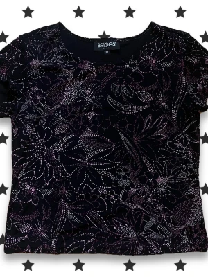 BRIGGS Topp - Unik topp från BRIGGS i petit med tropiska blommor i rosa och lila prickar.  Storlek M men eftersom den är petit skulle jag säga att den passar bäst på S.   📏 Mått:  Längd: 55cm Bredd: 45cm Axlar: 40cm  Frågor? Hör av dig!