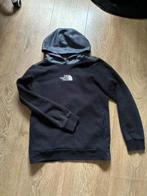 The North Face hoodie  - Riktigt fet hoodie i storlek S som ej säljs längre! Nypris låg på 849kr.